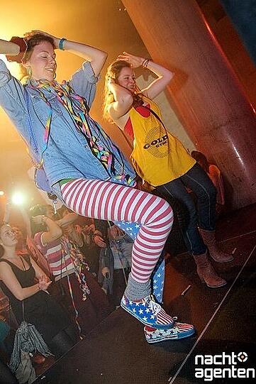 Richtig bunt und schrill, wie in den 90ern, war es im Neuraum. "We love 90?s &ndash; mit dem DJ Team Mütze Katze". Mehr Bilder aus dem Neuraum auf: www.nachtagenten.de