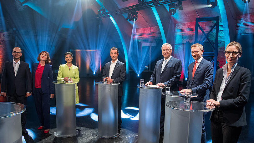 Die Moderatoren zusammen mit den Parteivertretern und Spitzenkandidaten (l-r) Sahra Wagenknecht, Fraktionsvorsitzende der Partei Die Linke, Cem Özdemir, Bundesvorsitzender der Partei Bündnis 90/Die Grünen, Joachim Herrmann (CSU), bayerischer Innenminister, Christian Lindner, Bundesvorsitzender der FDP, und Alice Weidel (AfD). Foto: