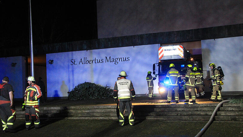 Zentimeterarbeit: Die Feuerwehr bugsierte ihre Drehleiter durch die Eingangstüre der Kirche...