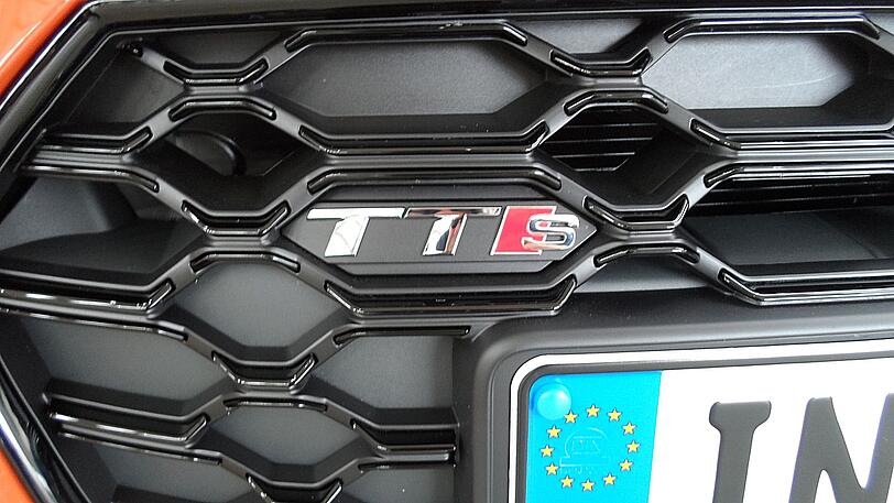 Das TTS-Signet auf dem Singleframe-Kühlergrill weist auf die sportlichen Zutaten des Audi-Coupés hin.