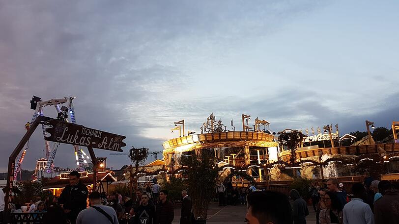 Es wird dunkel über dem Oktoberfest, der erste Tag neigt sich dem Ende entgegen.