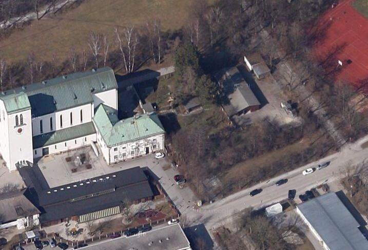 Das ehemalige Gelände der Stadtgärtnerei neben der Pfarrei Heilige Familie (l.) soll Harlachinger Vereinen
zur Verfügung gestellt werden.