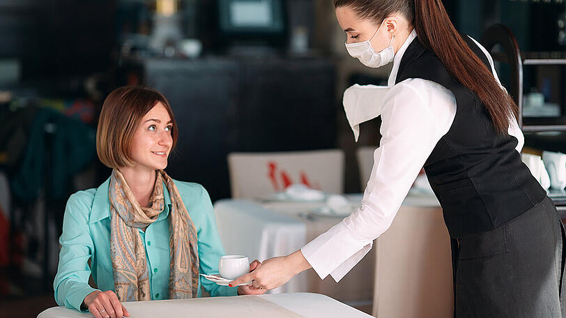 In Restaurants müssen Hygiene- und Abstandsregeln eingehalten werden.