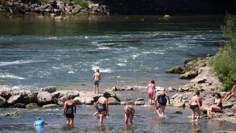 Ausflügler suchen Abkühlung im seichten Wasser des Lechs. Foto: Karl-Josef Hildenbrand/dpa/Archivbild Ausflügler suchen Abkühlung im seichten Wasser des Lechs. Foto: Karl-Josef Hildenbrand/dpa/Archivbild