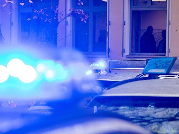 Polizeifahrzeuge stehen mit Blaulicht. Foto: Armin Weigel/dpa/Archivbild