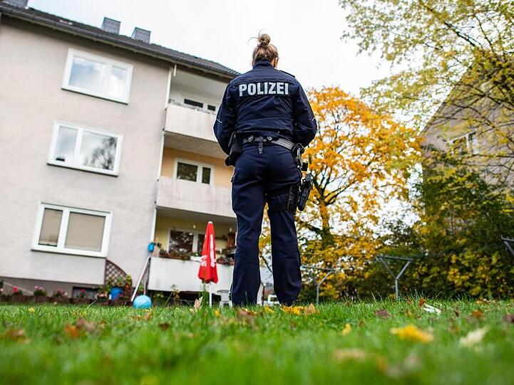 Eine Polizistin vor dem Mehrfamilienhaus in Detmold, in dem eine 15-Jährige ihren dreijährigen Halbbruder erstochen haben soll.