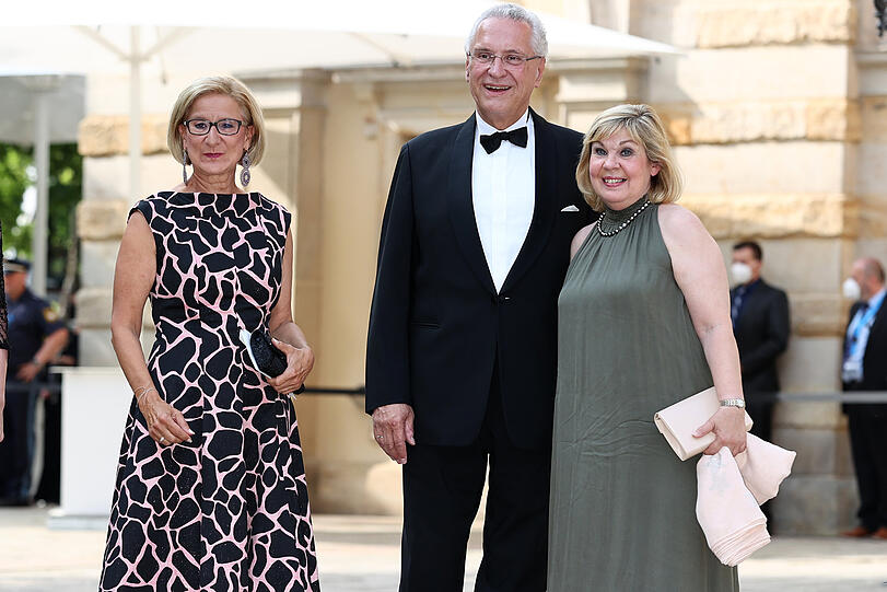 Bayerns Innenminister Joachim Herrmann (M, CSU), seine Frau Gerswid (r) und Johanna Mikl-Leitner (ÖVP), ehemalige Innenministerin von Österreich.