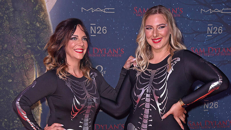 Danni Büchner nimmt gemeinsam mit ihrer Tochter an der RTL-Show "Reality Queens – Auf High Heels durch den Dschungel" teil. Joelina Karabas tritt in die Fußstapfen der Mutter. Ab 6. Juni läuft die neue Show auf RTL+. Danni Büchner nimmt gemeinsam mit ihrer Tochter an der RTL-Show "Reality Queens – Auf High Heels durch den Dschungel" teil. Joelina Karabas tritt in die Fußstapfen der Mutter. Ab 6. Juni läuft die neue Show auf RTL+.