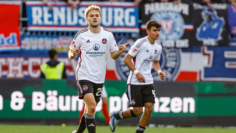 Nürnbergs Tim Handwerker (l) feiert seinen Treffer zum 0:1.