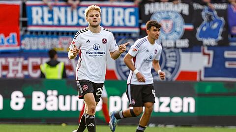Nürnbergs Tim Handwerker (l) feiert seinen Treffer zum 0:1.
