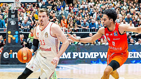 Ganz viel Zug im Spiel und zum Korb: Andreas Obst (l.), Bayerns Top-Scorer in Chemnitz, hier gegen Jacob Gylyard.