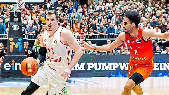 Ganz viel Zug im Spiel und zum Korb: Andreas Obst (l.), Bayerns Top-Scorer in Chemnitz, hier gegen Jacob Gylyard.