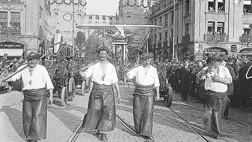 Halb München ist auf den Beinen beim Museums-Festumzug am 5. Mai 1925. Sogar ein Flugzeug wird durch die Stadt (hier am Karlstor) gezogen. Halb München ist auf den Beinen beim Museums-Festumzug am 5. Mai 1925. Sogar ein Flugzeug wird durch die Stadt (hier am Karlstor) gezogen.