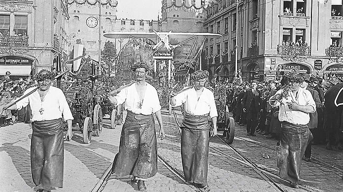 Halb München ist auf den Beinen beim Museums-Festumzug am 5. Mai 1925. Sogar ein Flugzeug wird durch die Stadt (hier am Karlstor) gezogen.