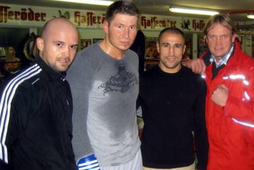 Veranstalter Peter Althof (rechts) hat enge Beziehungen zu Boxprofis, wie hier zu Mittelgewichtsweltmeister Arthur Abraham.
