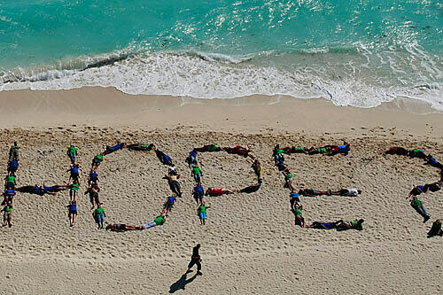 &bdquo;Hoffnung?&ldquo;: Greenpeace-Aktivisten formieren sich am Strand von Cancún