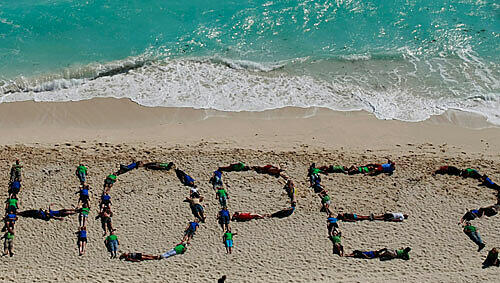 „Hoffnung?“: Greenpeace-Aktivisten formieren sich am Strand von Cancún „Hoffnung?“: Greenpeace-Aktivisten formieren sich am Strand von Cancún