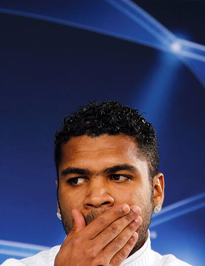Doch der nächste Rückschlag ließ nicht lange auf sich warten: Im Mai 2011 musste sich der Brasilianer erneut einer Meniskusoperation unterziehen. In der letzten Spielzeit konnte Jupp Heynckes noch nicht ein Mal auf Breno zurückgreifen.