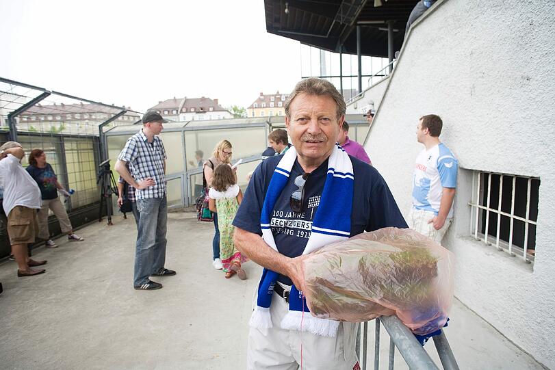 Franz Schrodi (62), Rentner aus Fürstenfeldbruck: &bdquo;Ich habe zwei Rasenstücke gekauft. Die sind für die Gärten meiner beiden Söhne. Die sind wie ich Sechzger-Fans. Das macht die
gute Erziehung. Ich war schon mit sieben Jahren bei 
den Löwen. Als 15-Jähriger hab&rsquo; ich die deutsche 
Meisterschaft mitgefeiert.&ldquo;