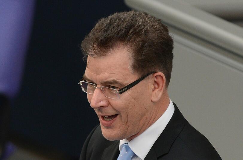 Entwicklung: GERD MÜLLER (58, CSU).
Als Staatssekretär im Agrarministerium hatte Müller auch mit Entwicklungspolitik zu tun. Außerdem war er außenpolitischer Sprecher und stellvertretender Vorsitzender der CSU-Landesgruppe.