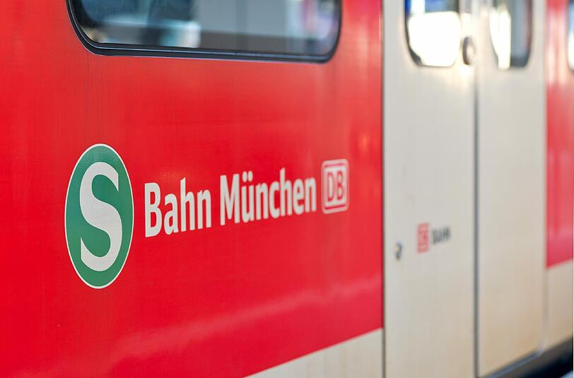 S-Bahn: Ein Mann zerschlug eine Trennscheibe und wurde jetzt dafür verurteilt.