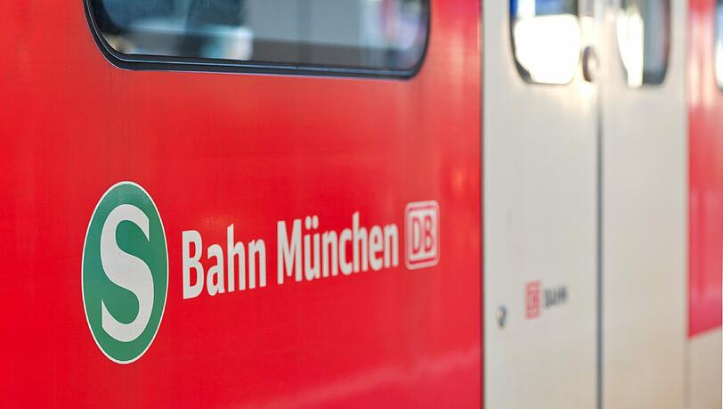 S-Bahn: Ein Mann zerschlug eine Trennscheibe und wurde jetzt dafür verurteilt. S-Bahn: Ein Mann zerschlug eine Trennscheibe und wurde jetzt dafür verurteilt.