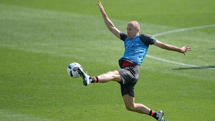 „Ich will Titel gewinnen“, sagt Arjen Robben. „Das ist das Einzige, was zählt.“ 2013 schoss er den FC Bayern im Londoner Wembley-Stadion zum bislang letzten großen internationalen Triumph. Auch drei weitere Teamkollegen wollen noch einmal den großen Wurf landen. „Ich will Titel gewinnen“, sagt Arjen Robben. „Das ist das Einzige, was zählt.“ 2013 schoss er den FC Bayern im Londoner Wembley-Stadion zum bislang letzten großen internationalen Triumph. Auch drei weitere Teamkollegen wollen noch einmal den großen Wurf landen.