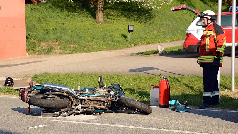 Das landwirtschaftliche Gespann hatte zuvor die komplette Fahrbahn blockiert. Der Zusammenstoß war unvermeidlich.