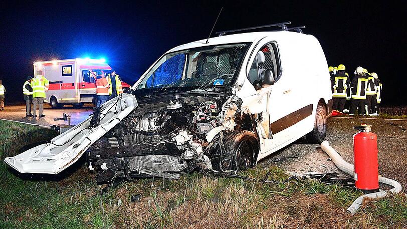 Trümmerfeld auf der Straße: Beide Fahrzeuge sind komplett zerstört, einer der Fahrer starb noch am Unfallort.