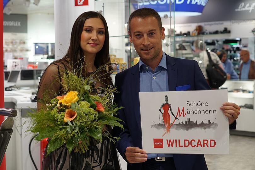 Sauter-Prokurist Wolfgang Drahtschmid übergibt das Finalticket an Wildcard-Gewinnerin Lisa.
