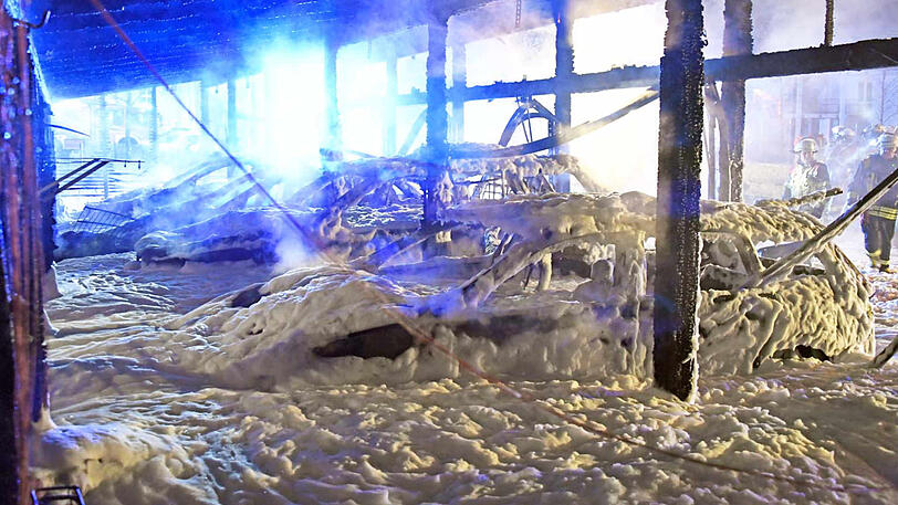 Schaum soweit das Auge reicht: Die Bilder vom Feuerwehreinsatz in Neubiberg, wo eine Garage komplett abgebrannt ist.