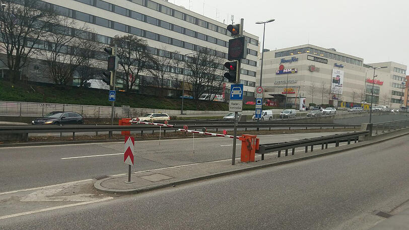 Die eingetroffene Feuerwehr sperrte den Tunnel ab. Grund war ein brennender Lkw.