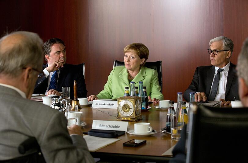 Sigmar Gabriel (Timo Dierkes, l.), Angela Merkel (Imogen Kogge) und Frank-Walter Steinmeier (Walter Sittler) in einer Szene des Films &bdquo;Die Getriebenen&ldquo; im Bundeskanzleramt.