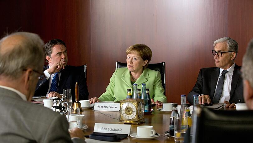 Sigmar Gabriel (Timo Dierkes, l.), Angela Merkel (Imogen Kogge) und Frank-Walter Steinmeier (Walter Sittler) in einer Szene des Films „Die Getriebenen“ im Bundeskanzleramt. Sigmar Gabriel (Timo Dierkes, l.), Angela Merkel (Imogen Kogge) und Frank-Walter Steinmeier (Walter Sittler) in einer Szene des Films „Die Getriebenen“ im Bundeskanzleramt.