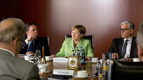 Sigmar Gabriel (Timo Dierkes, l.), Angela Merkel (Imogen Kogge) und Frank-Walter Steinmeier (Walter Sittler) in einer Szene des Films &bdquo;Die Getriebenen&ldquo; im Bundeskanzleramt.