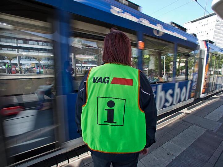 Eine Mitarbeiterin der Nürnberger Verkehrsbetriebe VAG steht auf einem Bahnsteig. Foto: Daniel Karmann/dpa