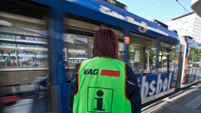 Eine Mitarbeiterin der Nürnberger Verkehrsbetriebe VAG steht auf einem Bahnsteig. Foto: Daniel Karmann/dpa