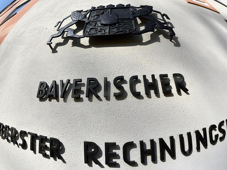 Der Eingangsbereich des bayerischen Obersten Rechnungshofes. Foto: picture alliance / dpa/Archivbild