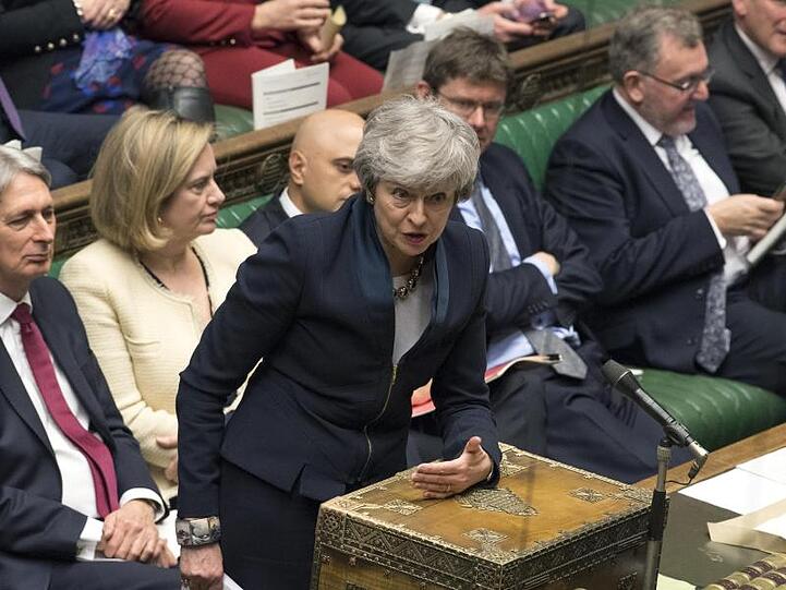 Premierministerin Theresa May spricht vor den Abgeordneten des Unterhauses.