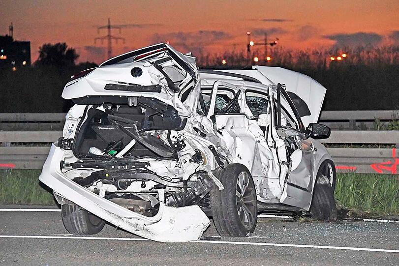 Der VW Tiguan wurde durch den Aufprall des Sattelzugs völlig zertrümmert.