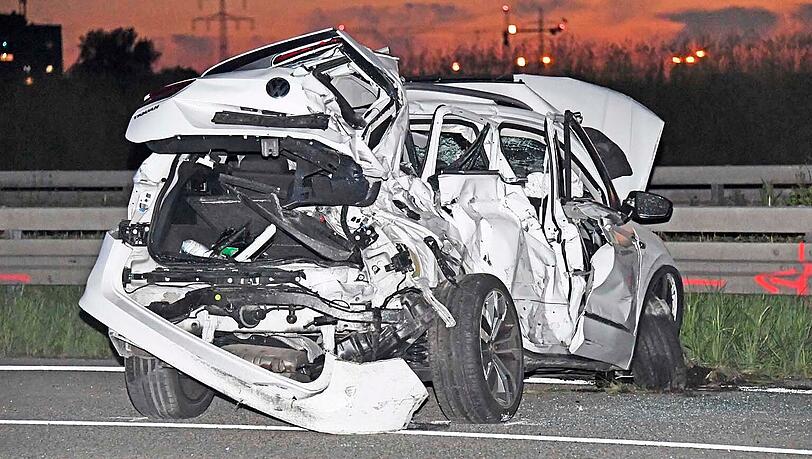 Der VW Tiguan wurde durch den Aufprall des Sattelzugs völlig zertrümmert.