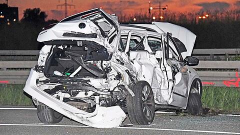 Der VW Tiguan wurde durch den Aufprall des Sattelzugs völlig zertrümmert.