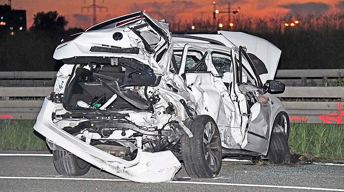 Der VW Tiguan wurde durch den Aufprall des Sattelzugs völlig zertrümmert.