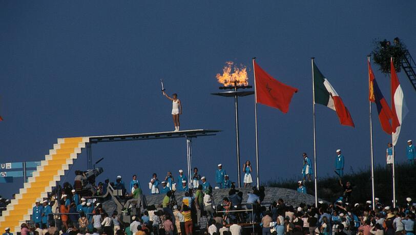 Günter Zahn, nachdem er das Olympische Feuer entzündet hat. Im kleinen Bild (v.l): Tyczka-FirmensprecherUlrich Hanke, Hans-Wolfgang Tyczka und sein Sohn, Frederick Tyczka-Christoph, der eine originale olympische Fackel hält. Günter Zahn, nachdem er das Olympische Feuer entzündet hat. Im kleinen Bild (v.l): Tyczka-FirmensprecherUlrich Hanke, Hans-Wolfgang Tyczka und sein Sohn, Frederick Tyczka-Christoph, der eine originale olympische Fackel hält.