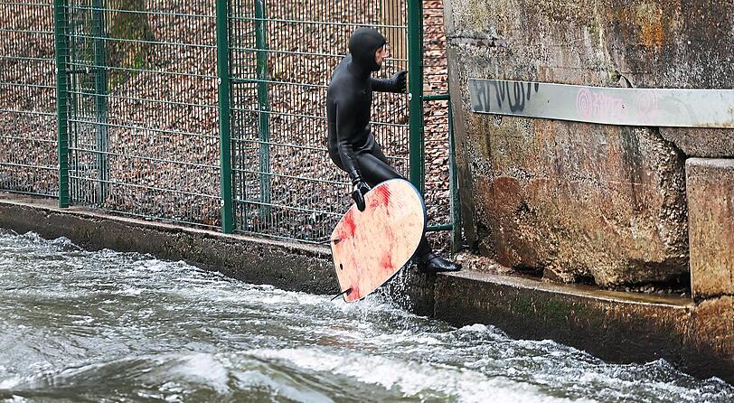 Die Dianabadwelle, unter Surfern "E2" genannt, ist eine von vier surfbaren Wellen im Stadtgebiet. Anwohner wollten dem Surfbetrieb dort einen Riegel vorschieben. Sie ließen ihren Grundstückszaun so versetzen, dass der Einstieg versperrt ist.