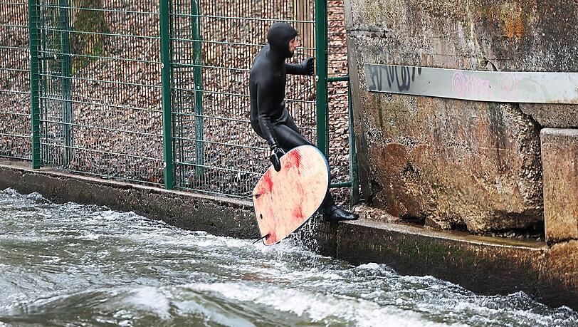 Die Dianabadwelle, unter Surfern "E2" genannt, ist eine von vier surfbaren Wellen im Stadtgebiet. Anwohner wollten dem Surfbetrieb dort einen Riegel vorschieben. Sie ließen ihren Grundstückszaun so versetzen, dass der Einstieg versperrt ist. Die Dianabadwelle, unter Surfern "E2" genannt, ist eine von vier surfbaren Wellen im Stadtgebiet. Anwohner wollten dem Surfbetrieb dort einen Riegel vorschieben. Sie ließen ihren Grundstückszaun so versetzen, dass der Einstieg versperrt ist.