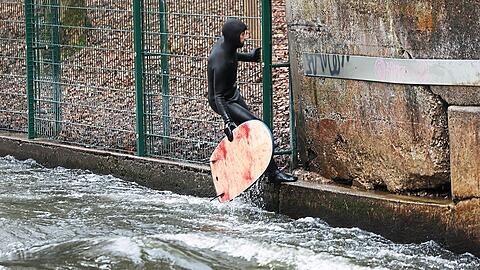Die Dianabadwelle, unter Surfern "E2" genannt, ist eine von vier surfbaren Wellen im Stadtgebiet. Anwohner wollten dem Surfbetrieb dort einen Riegel vorschieben. Sie ließen ihren Grundstückszaun so versetzen, dass der Einstieg versperrt ist.