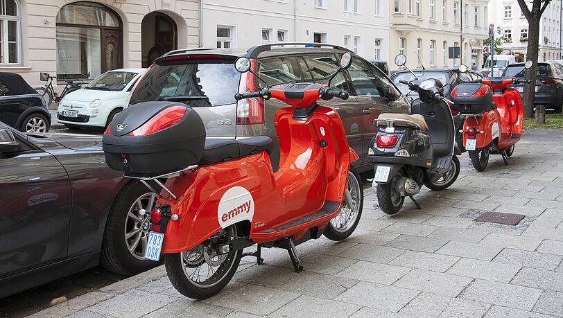 Elektro-Schwalbe in der Breisacher Strasse in München. Elektro-Schwalbe in der Breisacher Strasse in München.