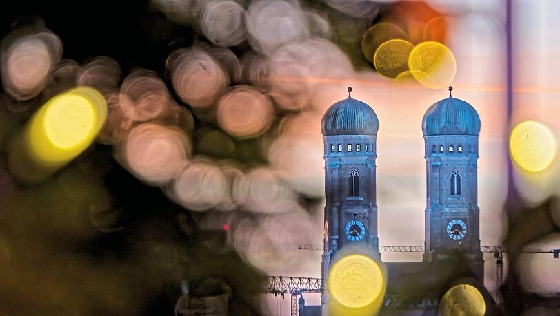 S&uuml;&szlig;er die Glocken nie klingen als zur Weihnachtszeit: Damit ist nicht nur das L&auml;uten vor der Bescherung daheim gemeint. Auch in der Frauenkirche sind sie zu h&ouml;ren. Am Heiligabend schellen alle zehn Glocken von der kleinsten, der Klinglglocke, bis zur gr&ouml;&szlig;ten, der Susanna.