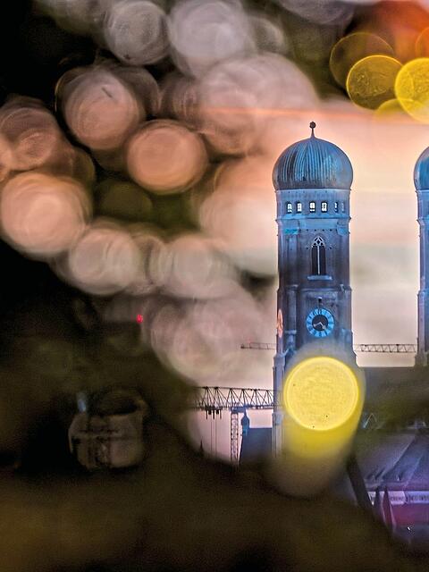 S&uuml;&szlig;er die Glocken nie klingen als zur Weihnachtszeit: Damit ist nicht nur das L&auml;uten vor der Bescherung daheim gemeint. Auch in der Frauenkirche sind sie zu h&ouml;ren. Am Heiligabend schellen alle zehn Glocken von der kleinsten, der Klinglglocke, bis zur gr&ouml;&szlig;ten, der Susanna.